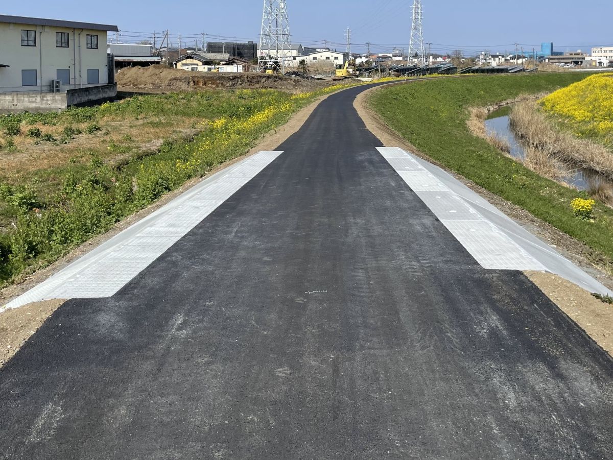 河川改修工事(元小山川堤防盛土工)